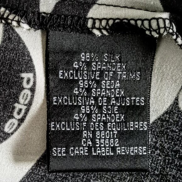 Bebe Signature Logo B&W Silk Print SS Blouse - Picture 4 of 5